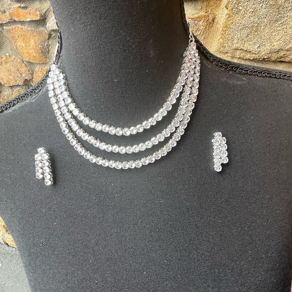 LEISURE AMERICAN DIAMOND SILVER NECKLACE/EARRING SET ROUND STONES 16” NECKLACE